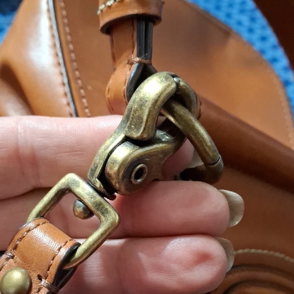 Adorable Coach Tan Leather Crossbody Bag - Picture 3 of 7